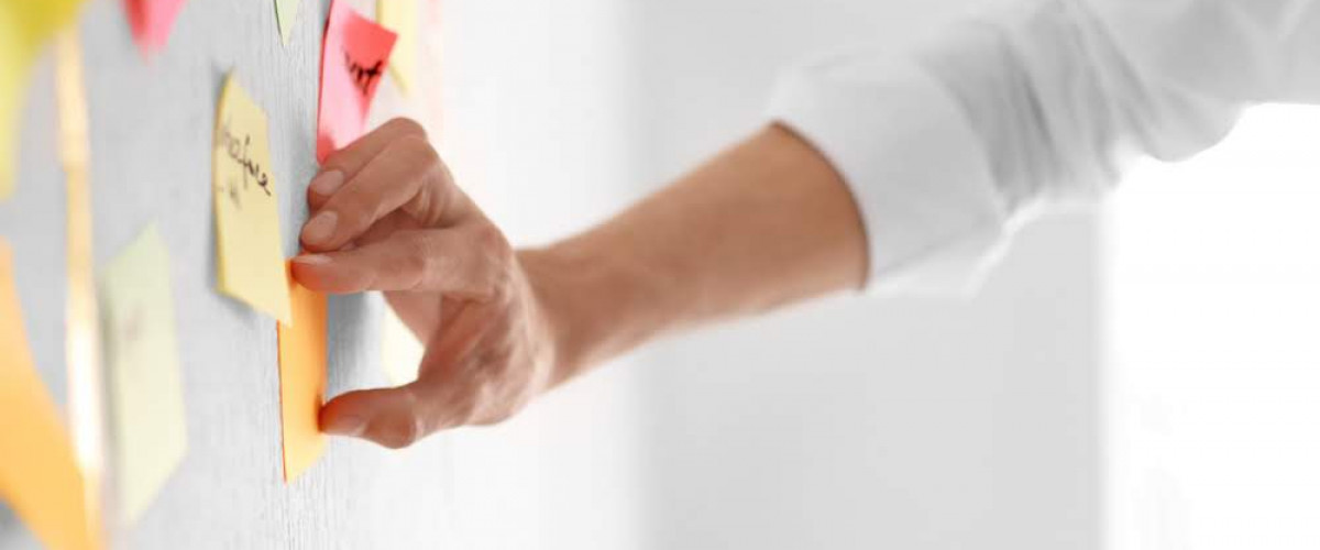 Hand am Whiteboard Welt nicht neu erfinden; Heddesheim; Digitalisierung; Kommune; App; Verwaltung; Prozesse